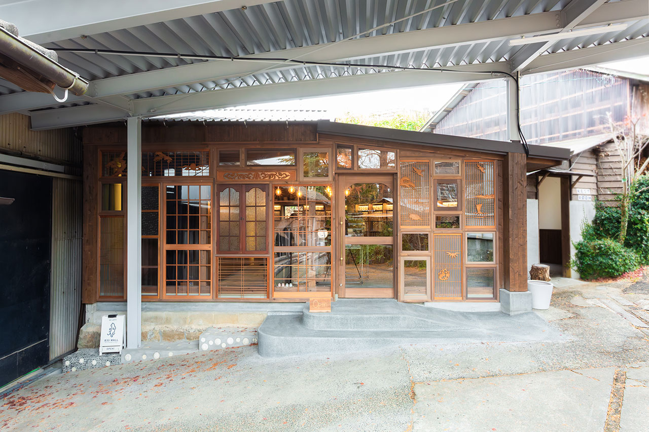 古民家を改装したアクセサリーショップの外観。木製格子戸とガラス戸が特徴的なレトロな建物